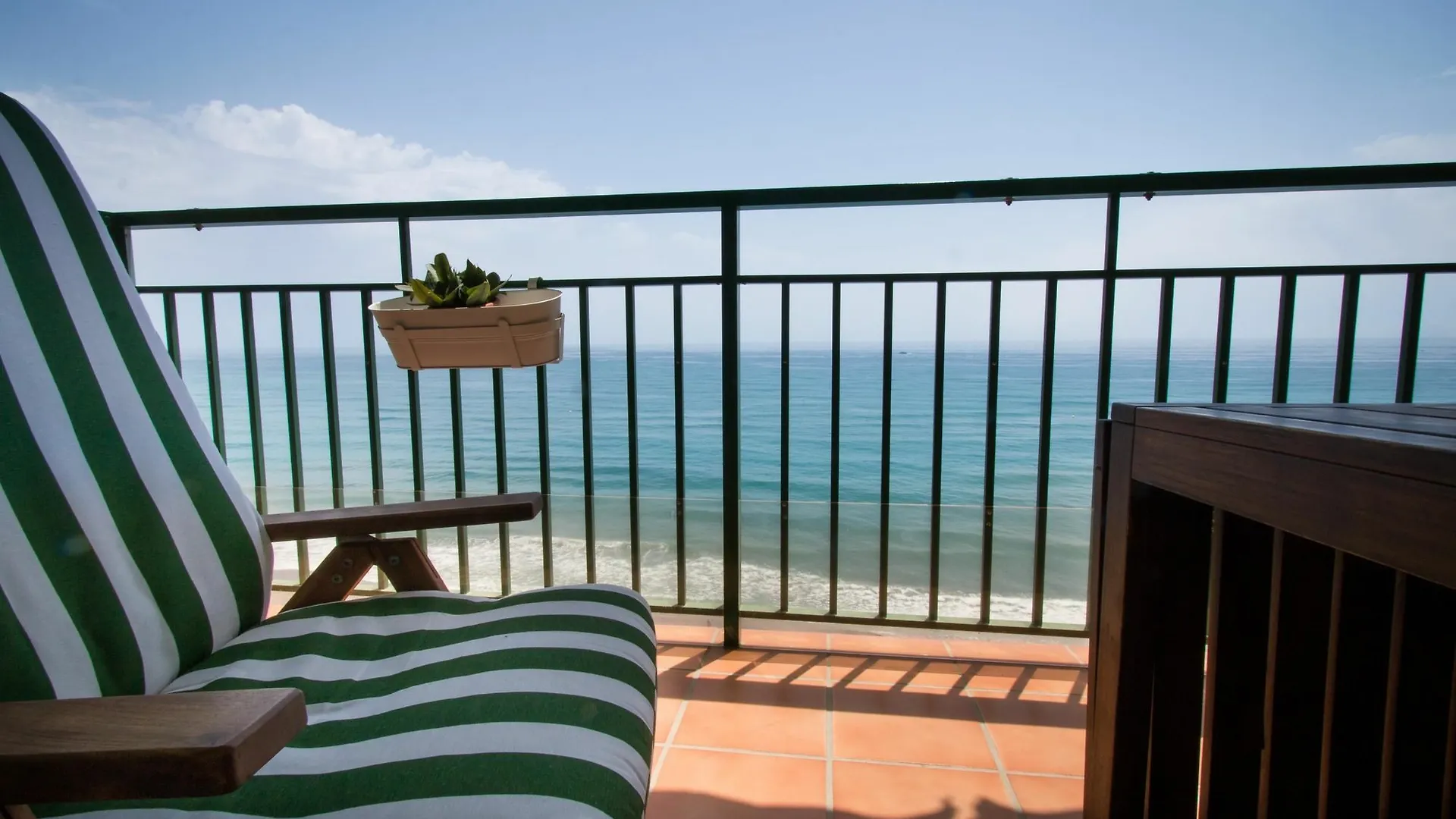 Holidays2Carvajal Sea Side Fuengirola Apartment